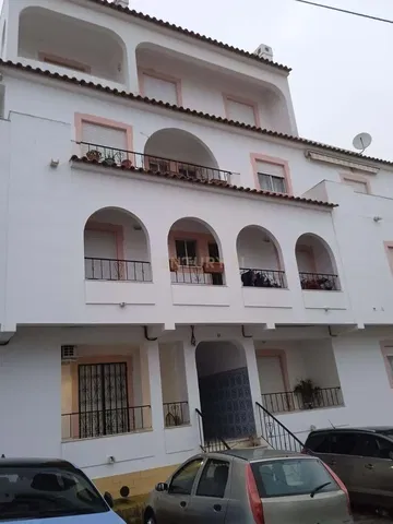 Kuchyňa; kuchynské spotrebiče, drevená podlaha, prirodzené svetlo, moderný štýl