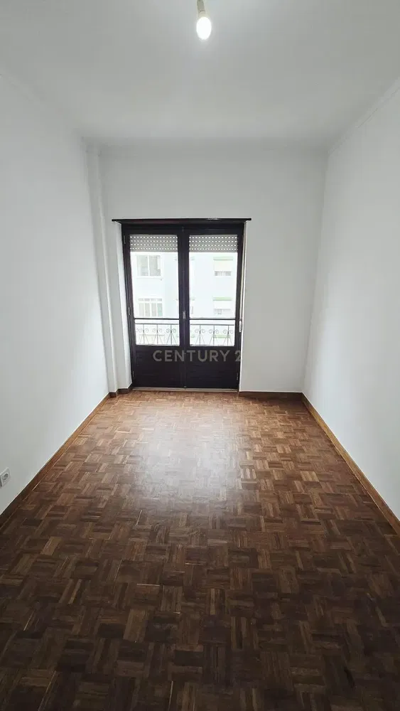 Mutfak; mutfak aletleri, ahşap zemin, doğal ışık, modern stil