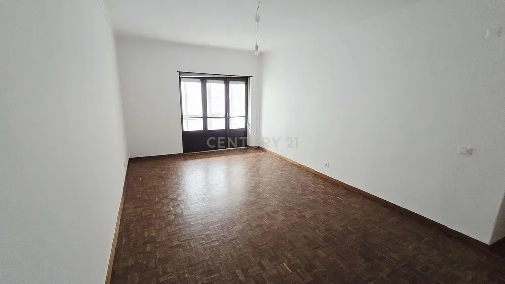 Mutfak; mutfak aletleri, ahşap zemin, doğal ışık, modern stil