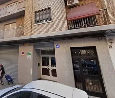 Mutfak; mutfak aletleri, ahşap zemin, doğal ışık, modern stil