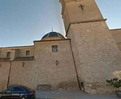Kuchyně; kuchyňské spotřebiče, dřevěná podlaha, přirozené světlo, moderní styl