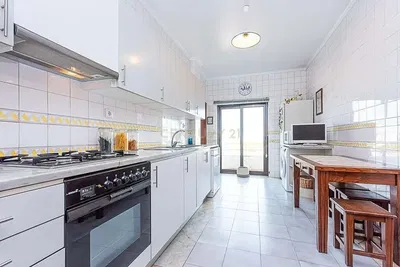 Kuhinja; kućanski aparati, drveni pod, prirodna svjetlost, moderan stil