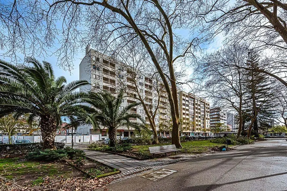 Kuhinja; kućanski aparati, drveni pod, prirodna svjetlost, moderan stil