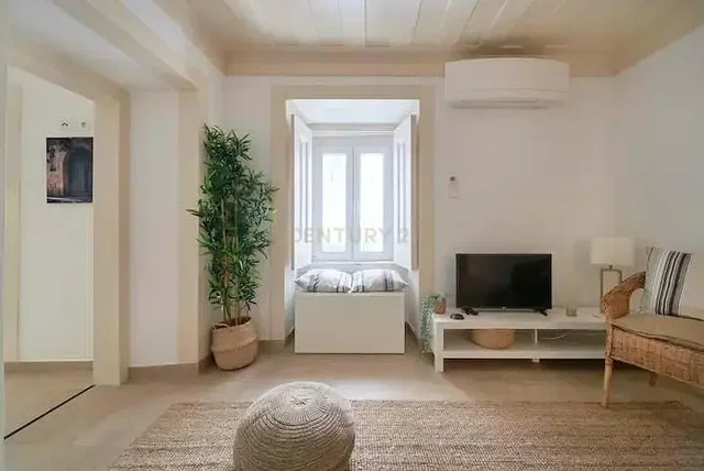 Mutfak; mutfak aletleri, ahşap zemin, doğal ışık, modern stil