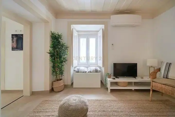 Mutfak; mutfak aletleri, ahşap zemin, doğal ışık, modern stil