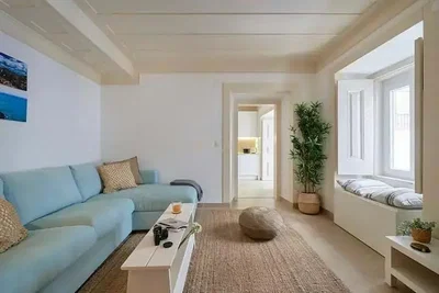 Mutfak; mutfak aletleri, ahşap zemin, doğal ışık, modern stil