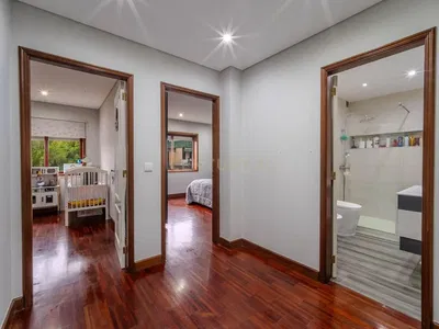 Kuhinja; kućanski aparati, drveni pod, prirodna svjetlost, moderan stil