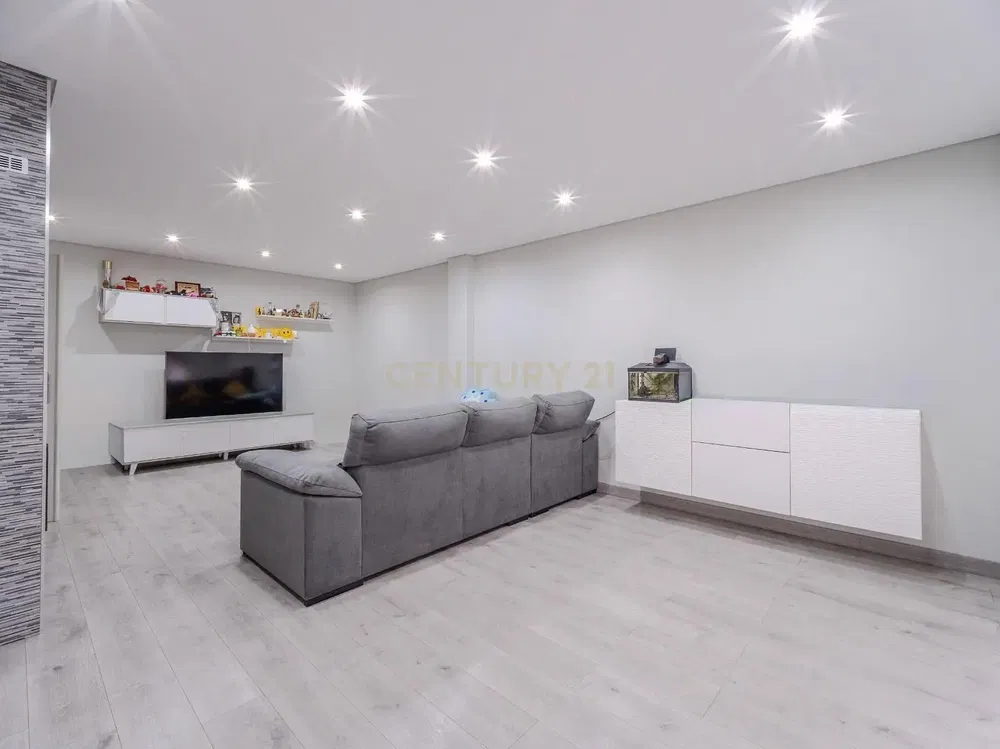 Kuhinja; kućanski aparati, drveni pod, prirodna svjetlost, moderan stil