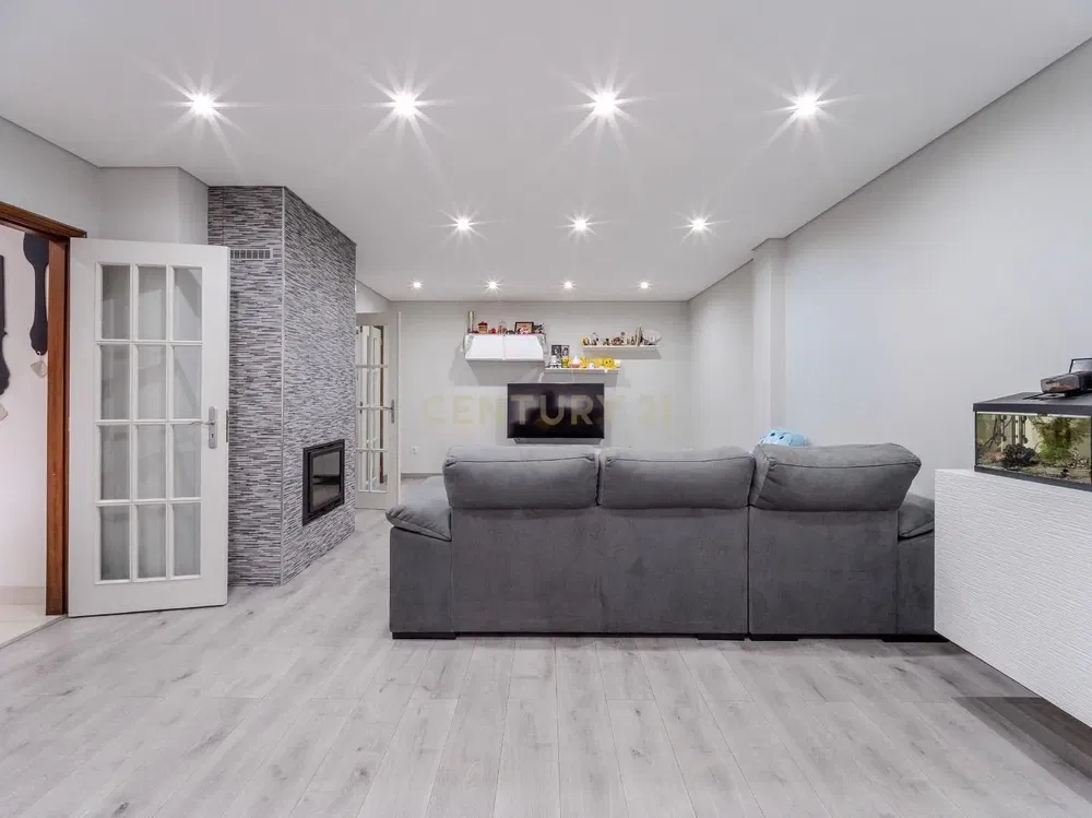 Kuhinja; kućanski aparati, pločice, prirodna svjetlost, moderan stil