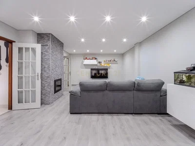 Kuchyně; kuchyňské spotřebiče, dlažba, přirozené světlo, moderní styl