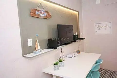 Mutfak; mutfak aletleri, ahşap zemin, doğal ışık, modern stil