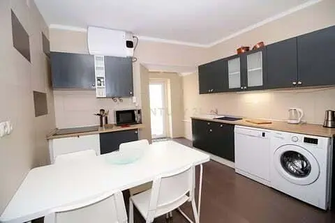 Mutfak; mutfak aletleri, ahşap zemin, doğal ışık, modern stil