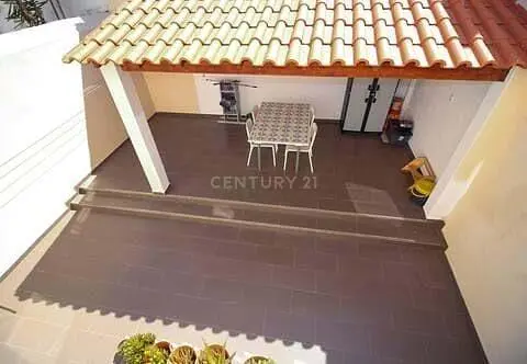 Kuchnia; sprzęt kuchenny, podłoga drewniana, światło dzienne, styl nowoczesny