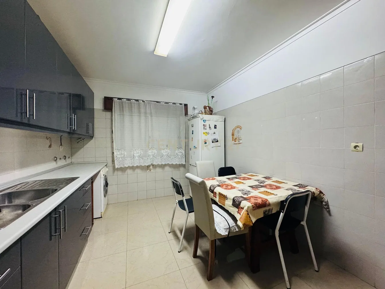 Küche; küchengeräte, holzboden, tageslicht, moderner stil
