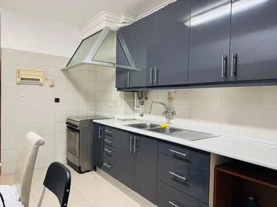 Küche; küchengeräte, holzboden, tageslicht, moderner stil