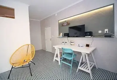 Mutfak; mutfak aletleri, ahşap zemin, doğal ışık, modern stil