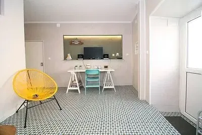 Mutfak; mutfak aletleri, ahşap zemin, doğal ışık, modern stil