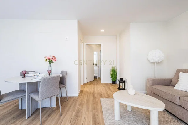 Küche; küchengeräte, holzboden, tageslicht, moderner stil