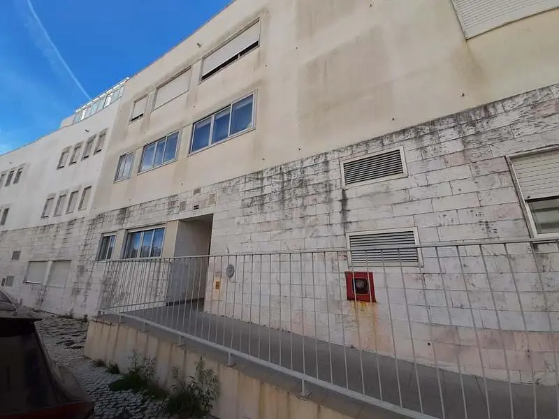 Obývací pokoj; dřevěná podlaha, přirozené světlo, moderní styl