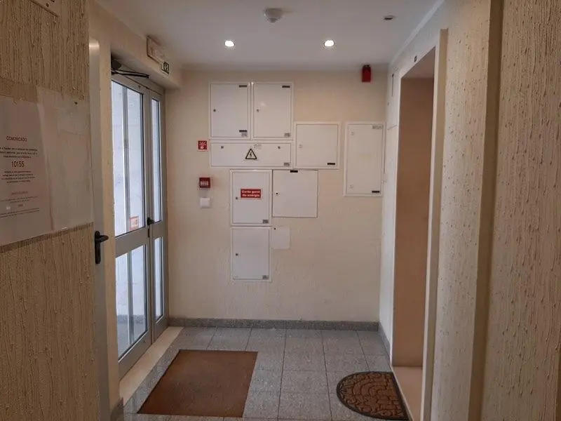 Kuchyně; kuchyňské spotřebiče, dřevěná podlaha, přirozené světlo, moderní styl