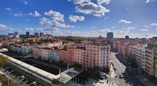 Mutfak; mutfak aletleri, ahşap zemin, doğal ışık, modern stil