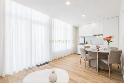 Kuhinja; kućanski aparati, drveni pod, prirodna svjetlost, moderan stil