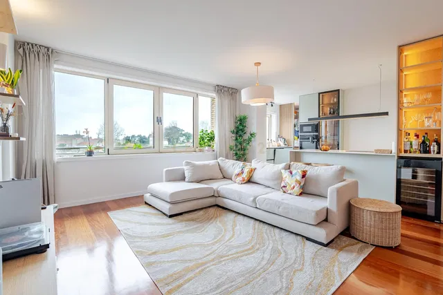 Cucina; elettrodomestici, pavimento in legno, luce naturale, stile moderno