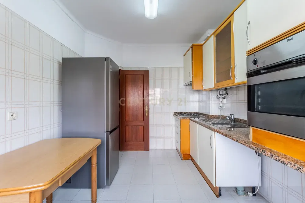 Kuhinja; kućanski aparati, drveni pod, prirodna svjetlost, moderan stil