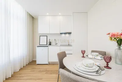 Kuhinja; kućanski aparati, drveni pod, prirodna svjetlost, moderan stil