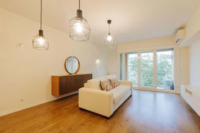 Oturma odası; ahşap zemin, doğal ışık, modern stil