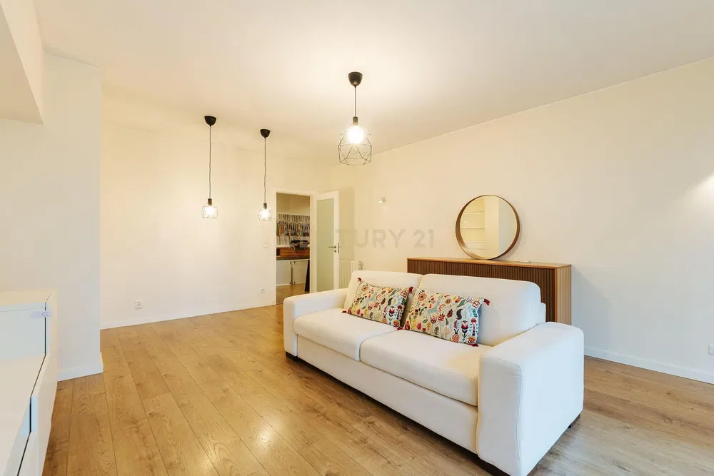 Mutfak; mutfak aletleri, ahşap zemin, doğal ışık, modern stil