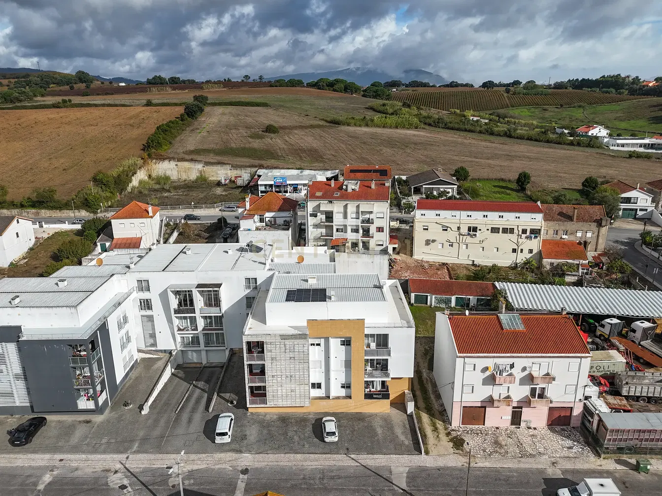 مطبخ; أجهزة المطبخ, أرضية خشبية, ضوء طبيعي, أسلوب عصري