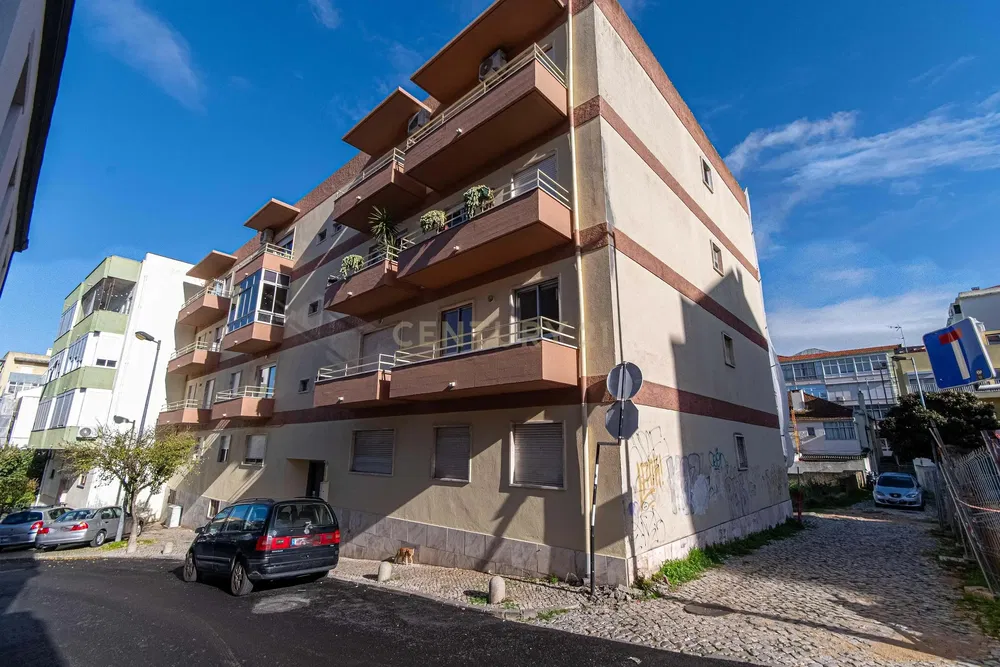 Mutfak; mutfak aletleri, ahşap zemin, doğal ışık, modern stil