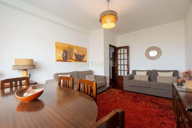 Keuken; keukenapparatuur, houten vloer, natuurlijk licht, moderne stijl