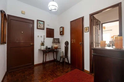Kuchyně; kuchyňské spotřebiče, dřevěná podlaha, přirozené světlo, moderní styl