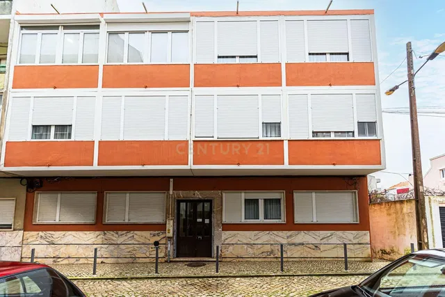 Cucina; elettrodomestici, pavimento in legno, luce naturale, stile moderno