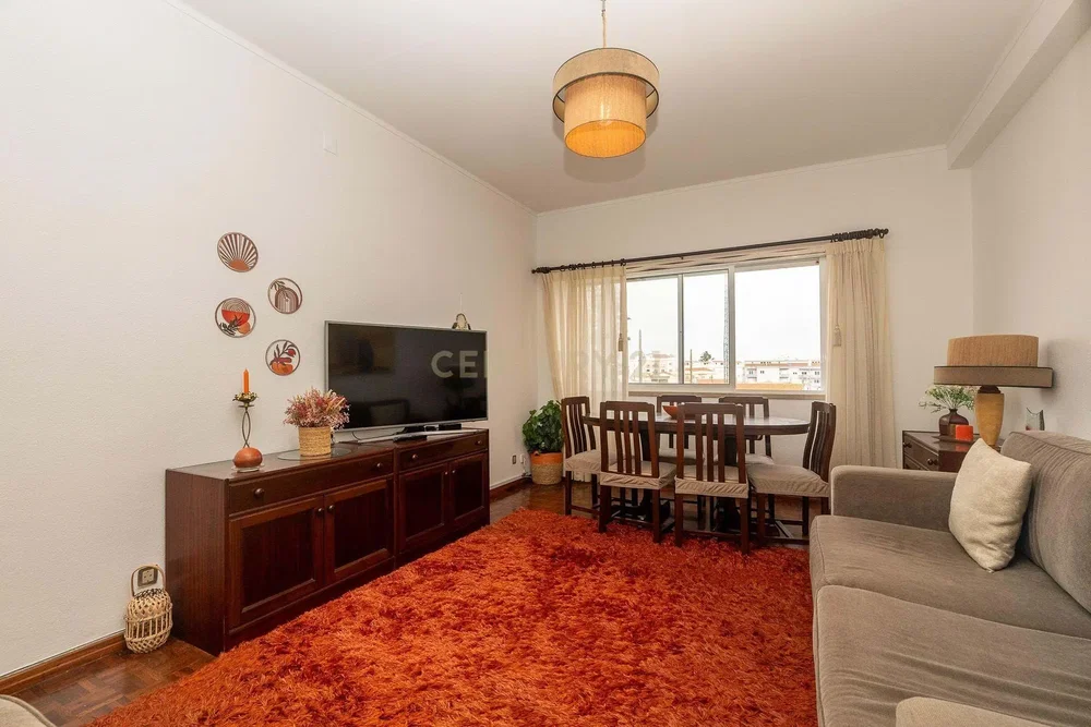 Kuchyně; kuchyňské spotřebiče, dřevěná podlaha, přirozené světlo, moderní styl