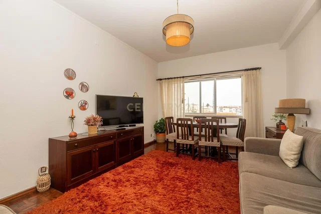 Keuken; keukenapparatuur, houten vloer, natuurlijk licht, moderne stijl