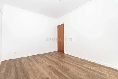 Mutfak; mutfak aletleri, ahşap zemin, doğal ışık, modern stil