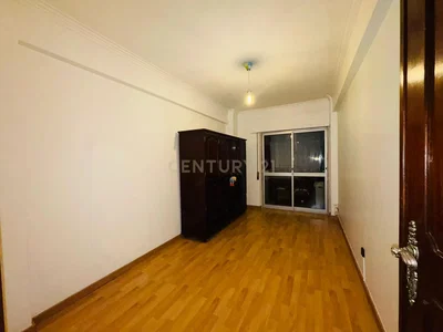 Küche; küchengeräte, holzboden, tageslicht, moderner stil
