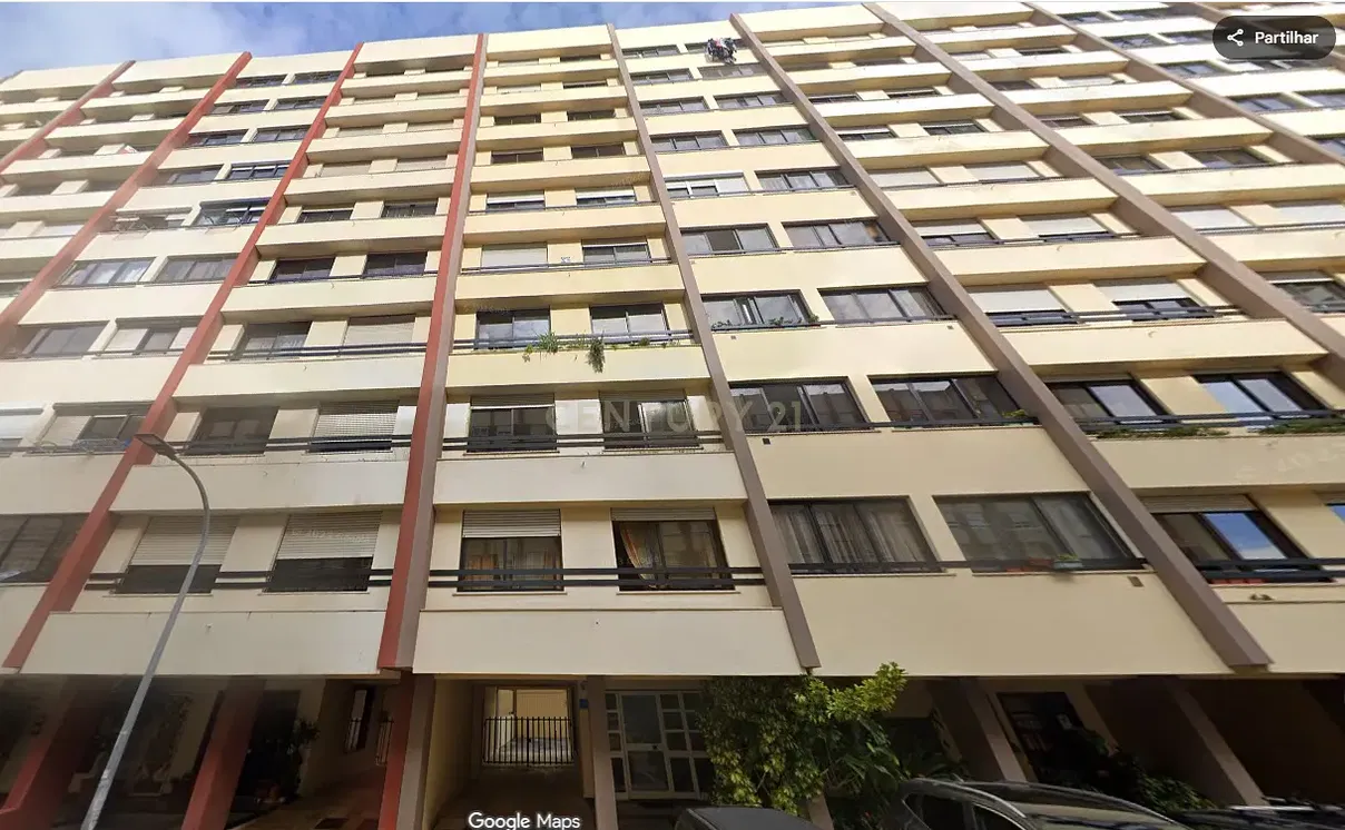 Mutfak; mutfak aletleri, ahşap zemin, doğal ışık, modern stil