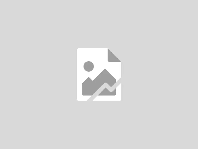 Cucina; elettrodomestici, pavimento in legno, luce naturale, stile moderno