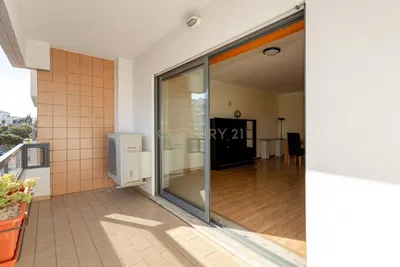 Cuisine; électroménager, parquet, lumière naturelle, style moderne