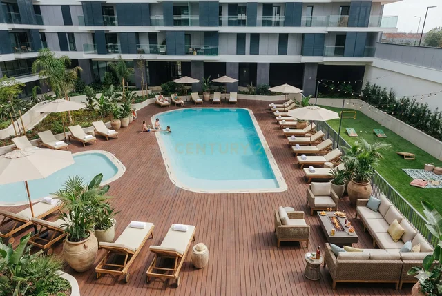 Mutfak; mutfak aletleri, ahşap zemin, doğal ışık, modern stil