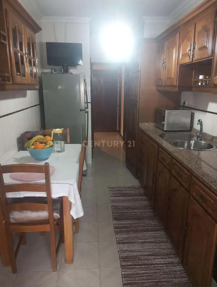 Küche; küchengeräte, holzboden, tageslicht, moderner stil