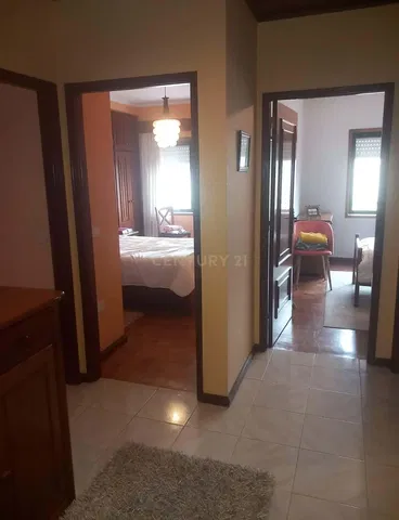 Küche; küchengeräte, holzboden, tageslicht, moderner stil