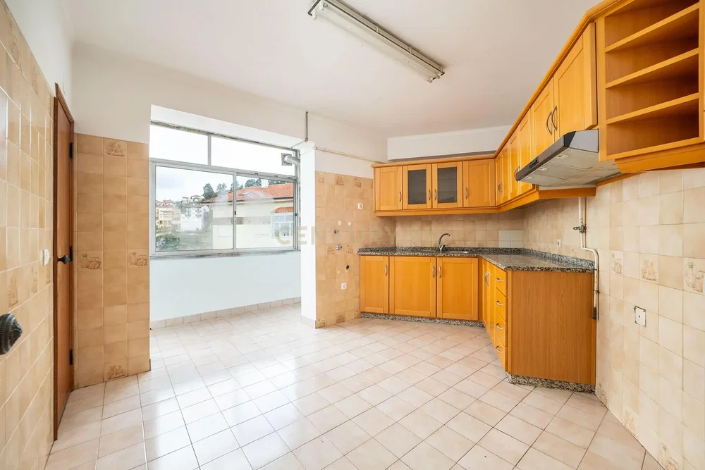 Keuken; keukenapparatuur, houten vloer, natuurlijk licht, moderne stijl