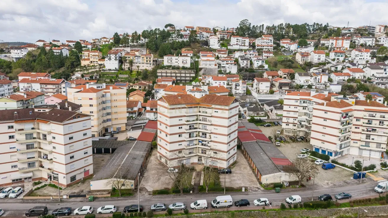 Küche; küchengeräte, holzboden, tageslicht, moderner stil