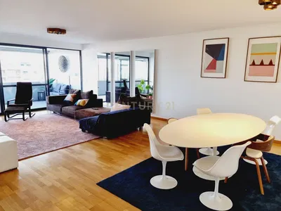 Küche; küchengeräte, holzboden, tageslicht, moderner stil