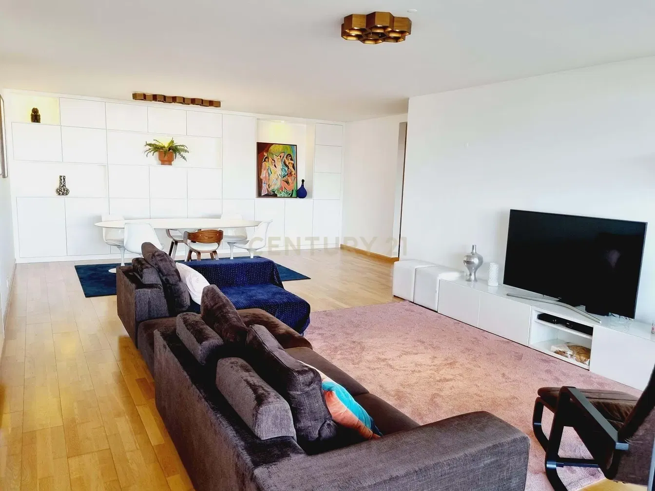 Küche; küchengeräte, fliesenboden, tageslicht, moderner stil